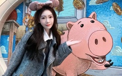 衡山路惊现美女裸拍